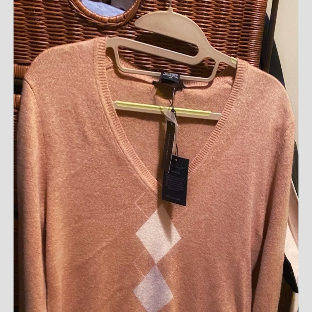 Never worn Lord and Taylor cashmere sweater size L